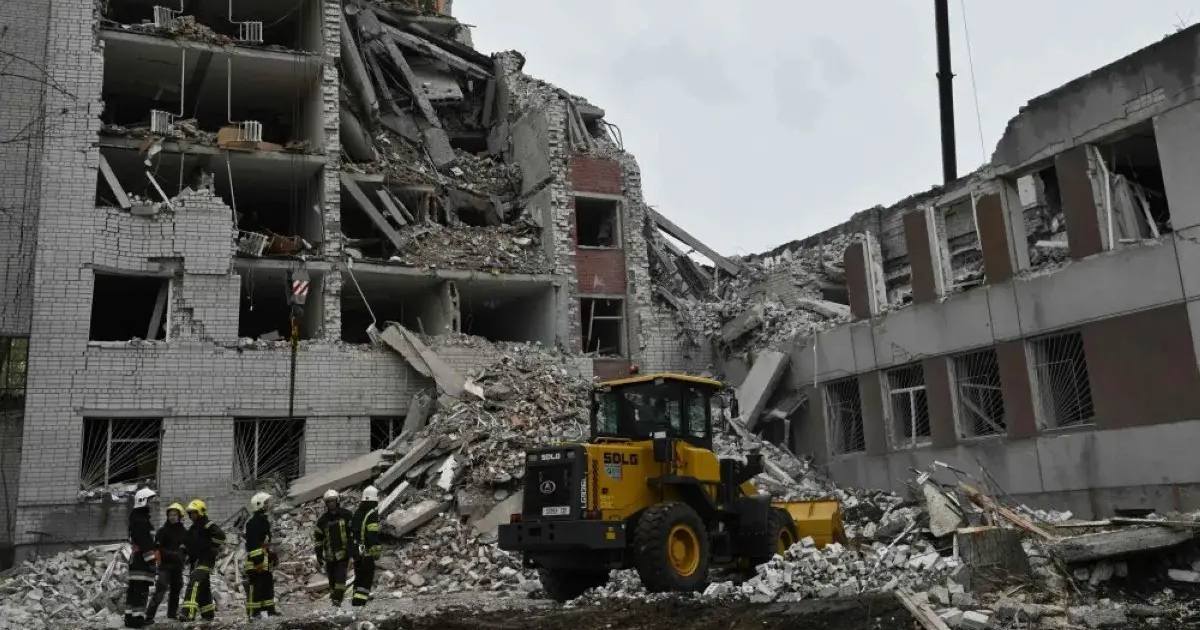 Украинские спасатели разбирают завалы разрушенного здания после ракетного удара по Чернигову. 17 апреля 2024 / Фото AFP