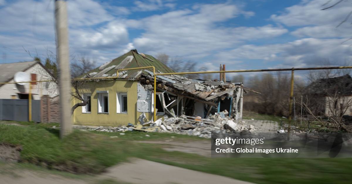 Частично разрушенный снарядами жилой дом в Купянске. 7 апреля 2024 года/ Фото Global Images Ukraine