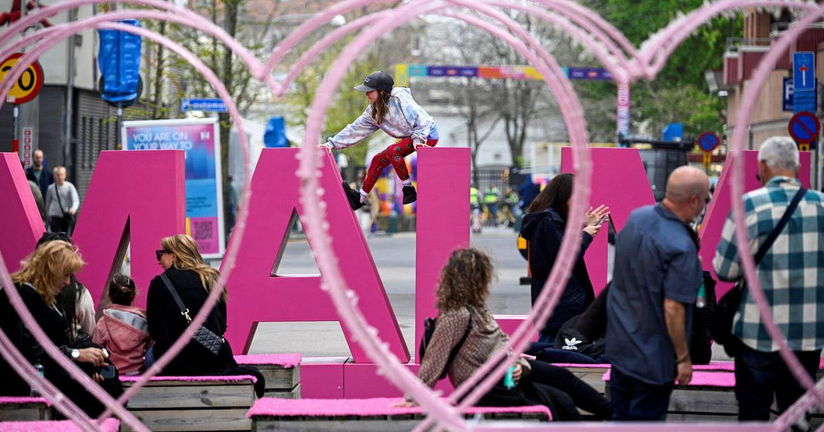 Ребенок сидит на вывеске в преддверии песенного конкурса "Евровидение" в Мальме. 4 мая 2024 / Фото Reuters