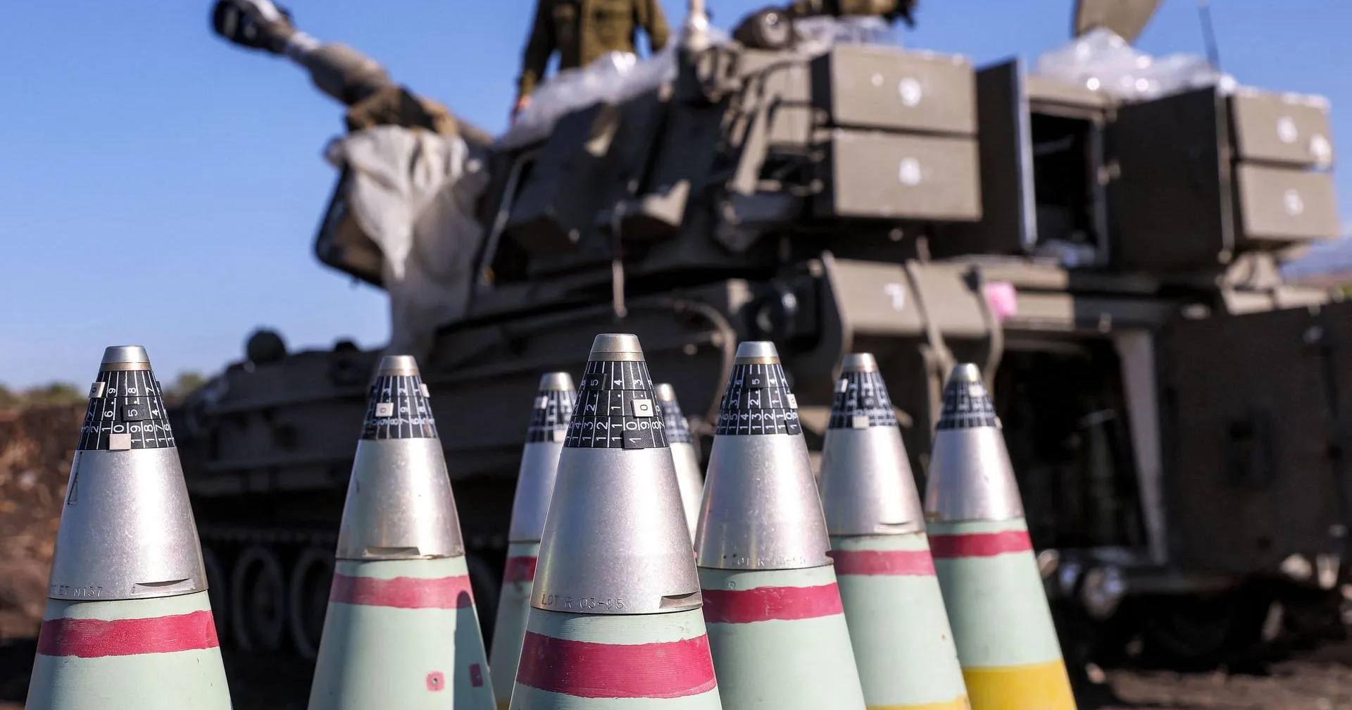 155-мм артиллерийские снаряды рядом с самоходной гаубицей, развернутой на позиции у границы с Ливаном на севере Израиля. 18 октября 2023 / Фото Getty Images