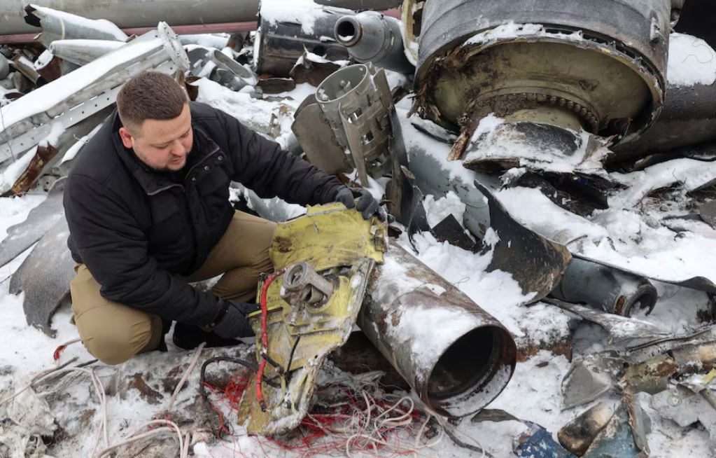 Представитель прокуратуры показывает обломки ракеты из КНДР / Фото: REUTERS