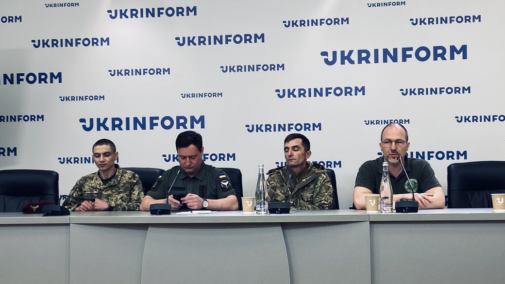 Десантник Чопа", представник ГУР Андрій Юсов та росіянин Дмитро під час пресконференції / Фото: Суспільне