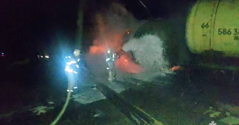 Спасатели пытаются потушить пожар, возникший из-за схода цистерн с топливом / Фото пресс-служба МЧС по Ростовской области