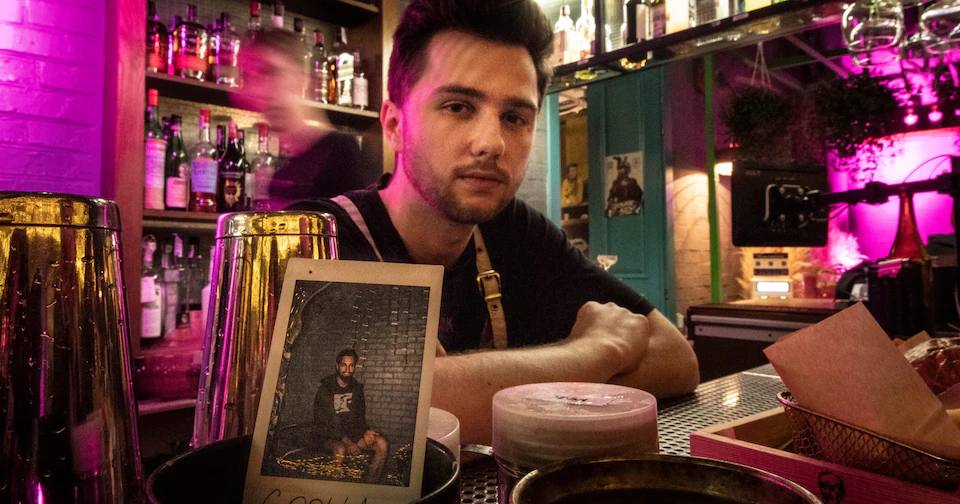Илья Шикита, бармен коктейль-бара Pink Freud на Подоле, оплакивает смерть своего бывшего коллеги Игоря Кульки, который погиб под артиллерийским обстрелом под Авдеевкой в прошлом месяце / Фото The Telegraph