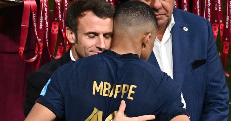 Эммануэль Макрон обнимает Килиана Мбаппе по окончании финального матча чемпионата мира по футболу 2022 года в Катаре между сборными Аргентины и Франции / Фото: AFP
