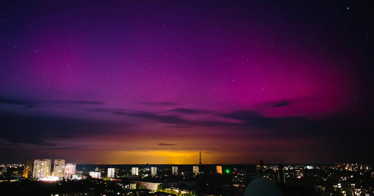 Північне сяйво в небі над Харковом. 10 травня 2024 / Фото EPA