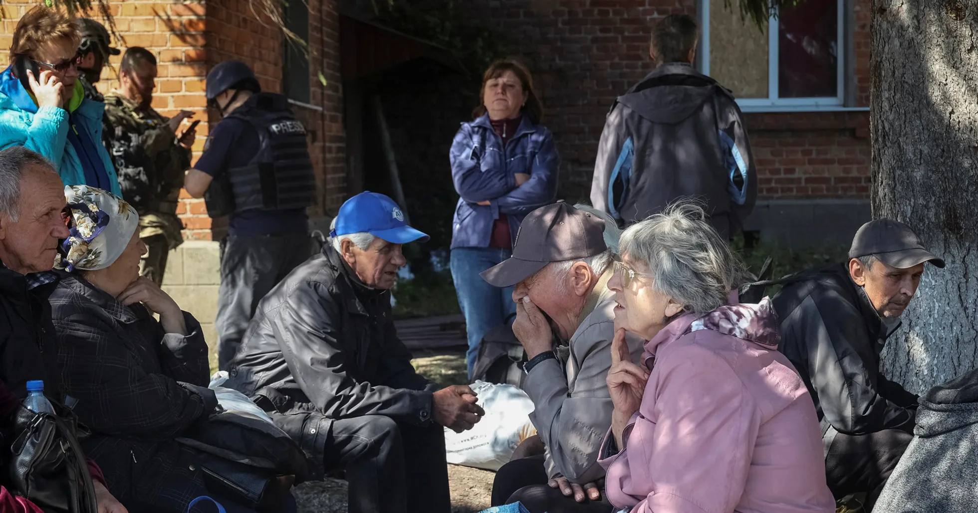 Жители Волчанска и других сел региона ждут эвакуационные автобусы / Фото Reuters
