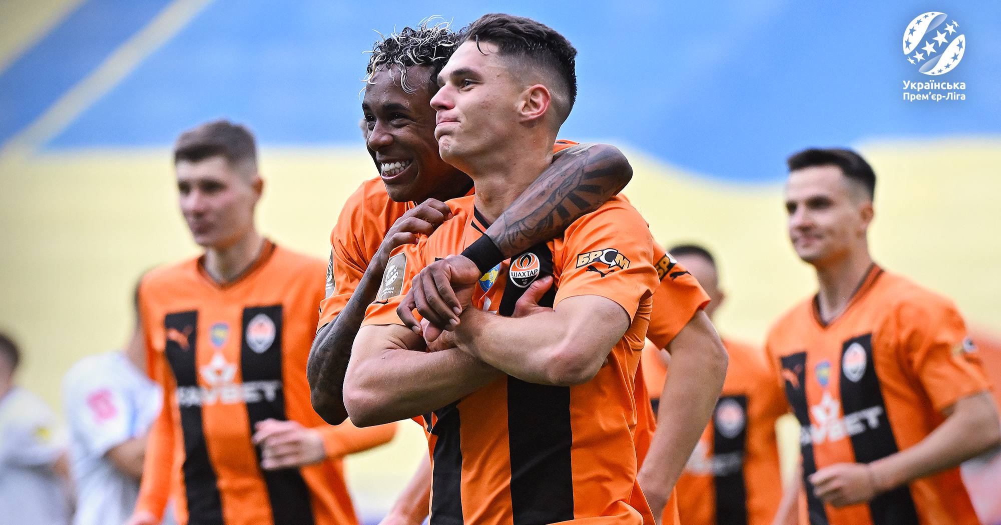 Игроки "Шахтера" радуются голу Георгия Судакова, благодаря которому "горняки" выиграли матч против "Динамо" и досрочно оформили победу в чемпионате 2023/24 / Фото @FCShakhtar соцсети X