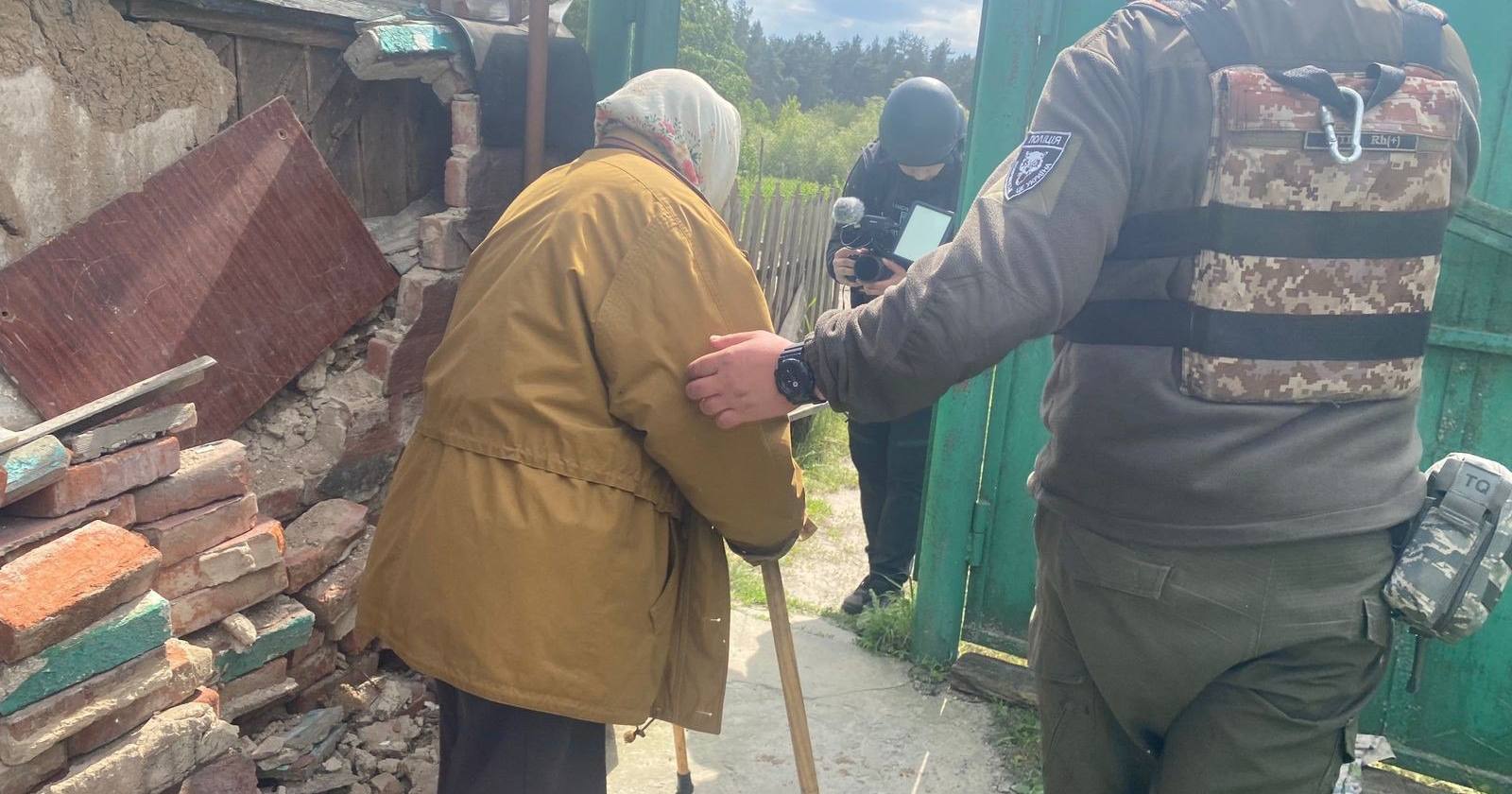 Поліцейські продовжують евакуацію мирних жителів з прикордонних населених пунктів Харківщини / Фото НПУ