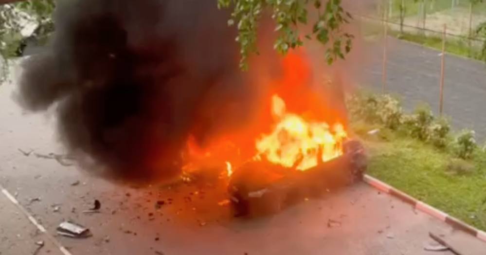 Автомобіль горить в одному з дворів Бєлгорода після обстрілу / Скриншот відео