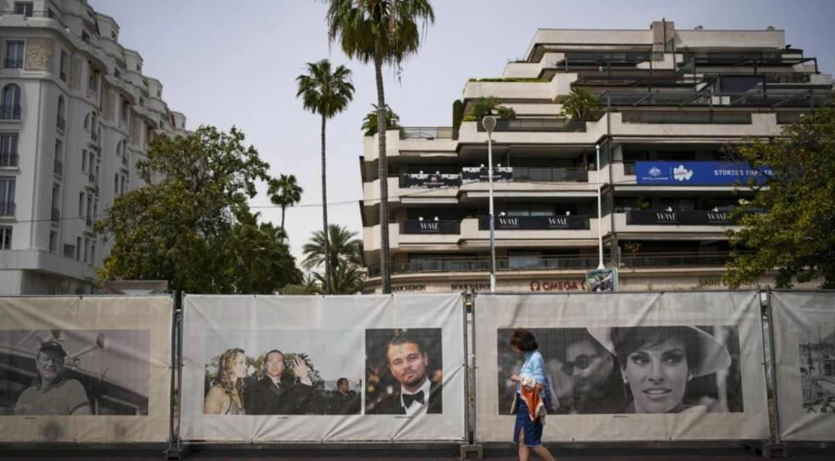 Людина гуляє по набережній Круазетт напередодні Каннського кінофестивалю / Фото: AP