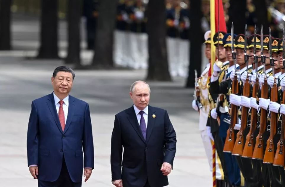 Владимир Путин и Си Цзиньпин на площади Тяньаньмэнь в Пекине / Фото: GETTY IMAGES