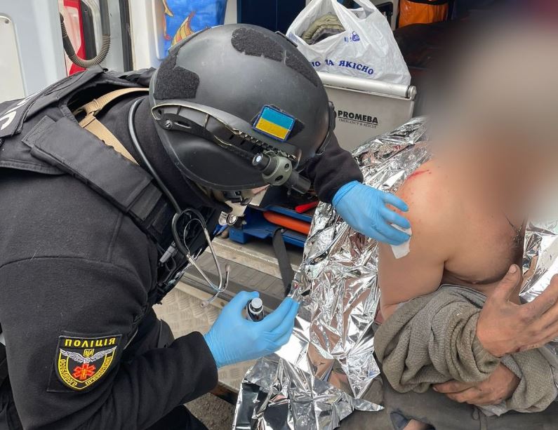 Полиция оказывает помощь пострадавшим людям в Харькове / Фото: Нацполиция