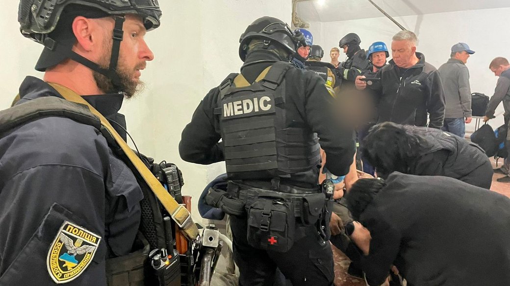 Правоохранители оказывают первую помощь раненым в результате авиаударов по Харькову / Фото: Нацполиция