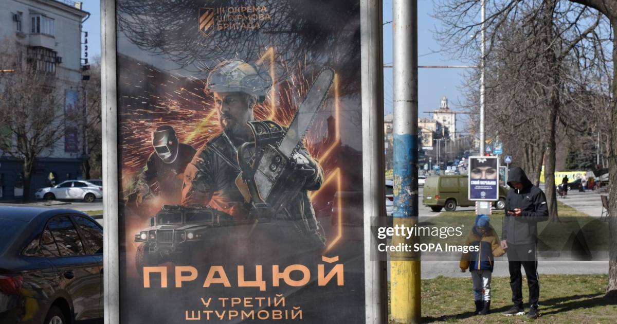 Лайтбокс у центрі Запоріжжя з оголошенням про набір до лав Збройних сил України / Фото Getty Images