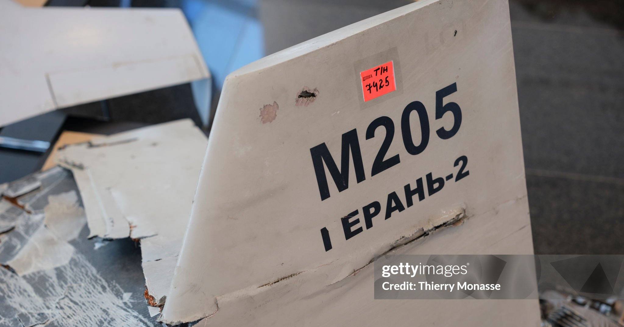 Залишки іранського безпілотника HESA Shahed 136 експонуються під час виставки "Докази злочинів" у "Gare Europe" перед будівлею Європейського парламенту 7 березня 2024 року в Брюсселі / Фото Getty Images