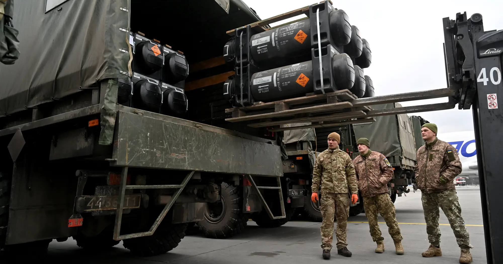 Українські військовослужбовці завантажують вантажівку з американською переносною протитанковою ракетою FGM-148 Javelin в київському аеропорту "Бориспіль" 11 лютого 2022 / Фото Getty Images