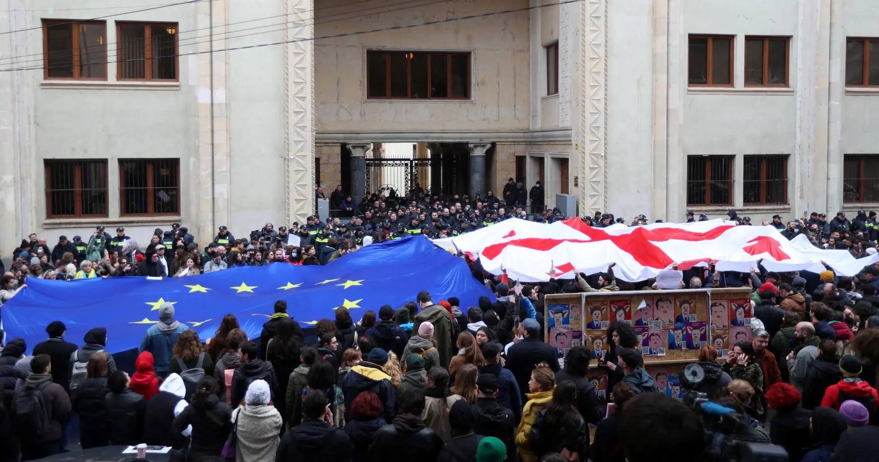 Масовий протест біля парламенту Грузії проти ухвалення закону про "іноземних агентів". Тбілісі, 6 березня 2023 року / Фото Reuters