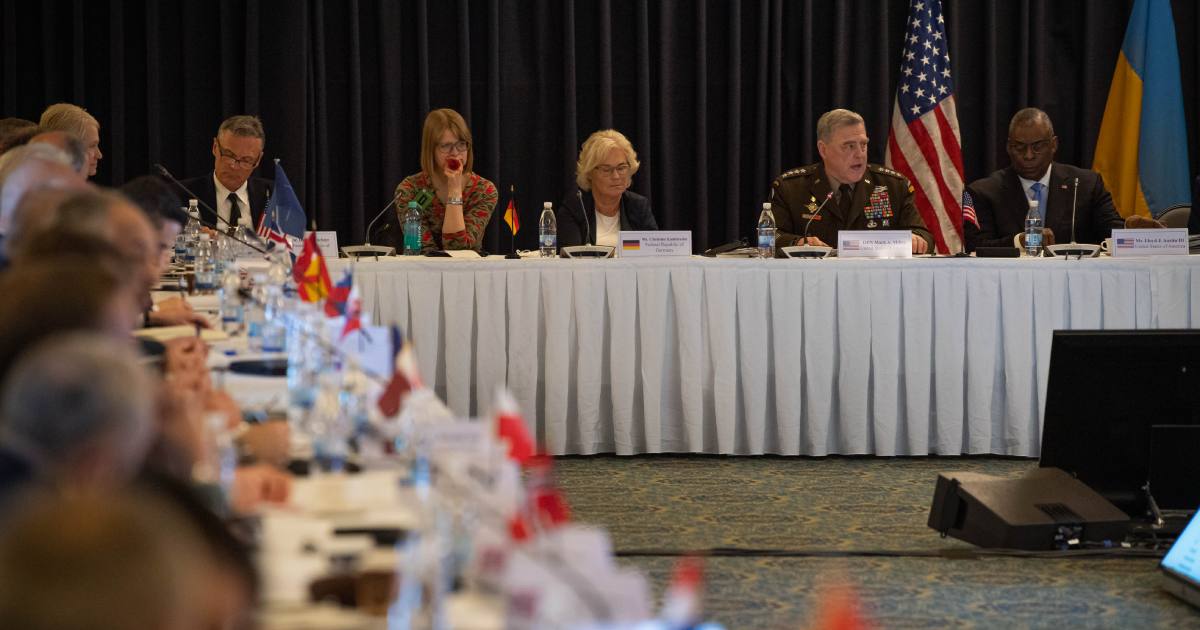 Міністр оборони США Ллойд Дж. Остін III запросив міністрів оборони та вищих військових посадовців з понад 40 країн світу на авіабазу Рамштайн, Німеччина, 26 квітня 2022 року / Фото ВПС США