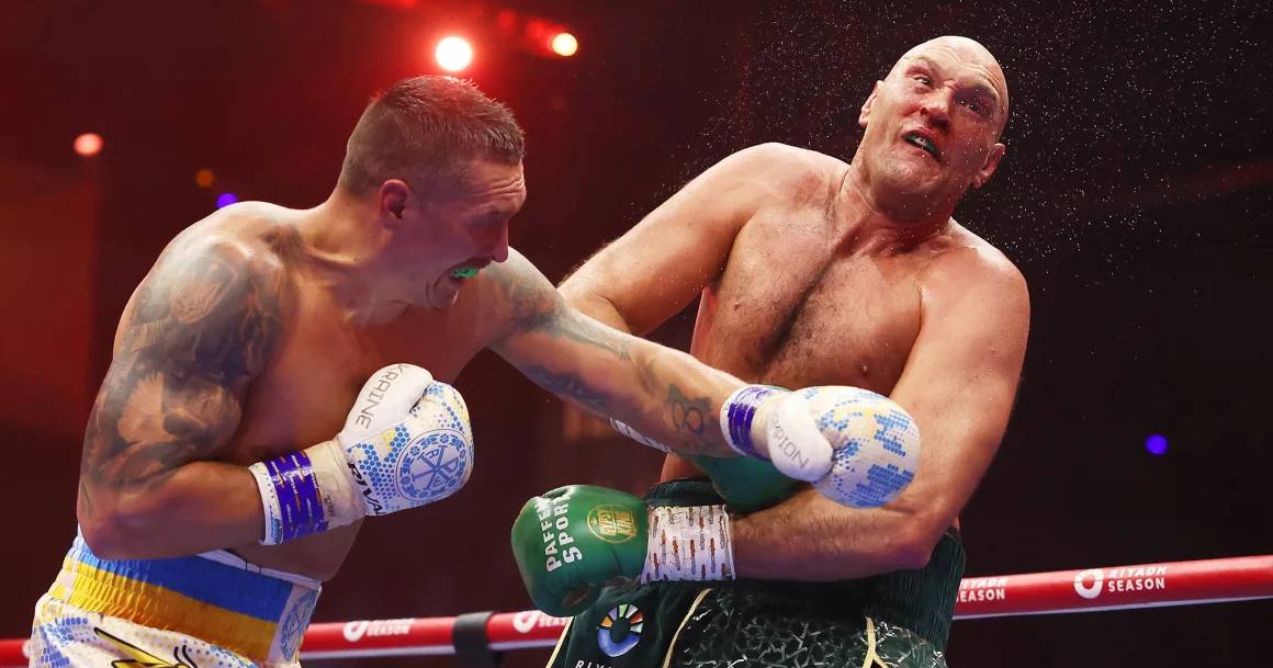 Олександр Усик завдає удару Тайсону Ф'юрі під час бою за титули IBF, WBA, WBC, WBO та абсолютний чемпіонський титул у надважкій вазі на арені Kingdom Arena в Ер-Ріяді, Саудівська Аравія, 18 травня 2024 року / Фото Getty Images