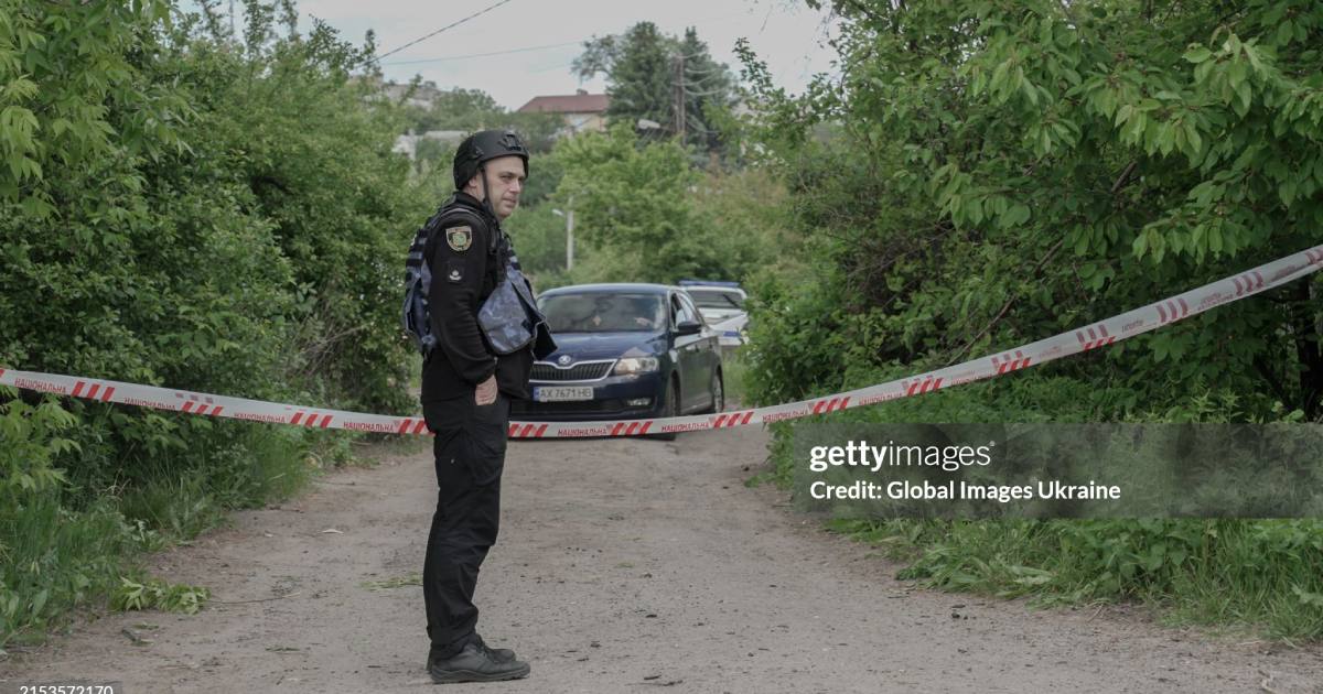 Полицейский дежурит на месте бомбардировки российской авиацией жилого массива в Шевченковском районе Харькова, 18 мая 2024 / Фото Getty Images