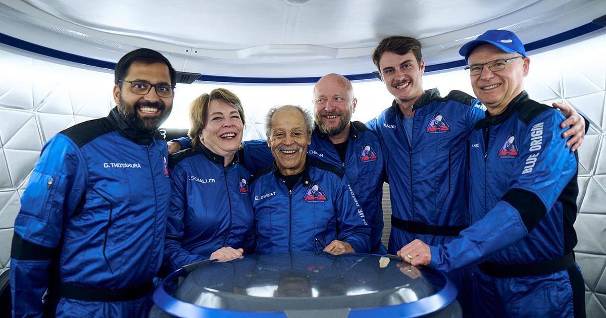 Экипаж NS-25: американский предприниматель Мэйсон Энджел, основатель французской пивоварни Brasserie Mont Blanc Сильвен Хирон, программист Кеннет Хесс, пенсионерка Кэрол Шаллер, пилот Гопи Тотакура, а также бывший капитан ВВС США 90-летний Эд Дуайт / Фото Blue Origin