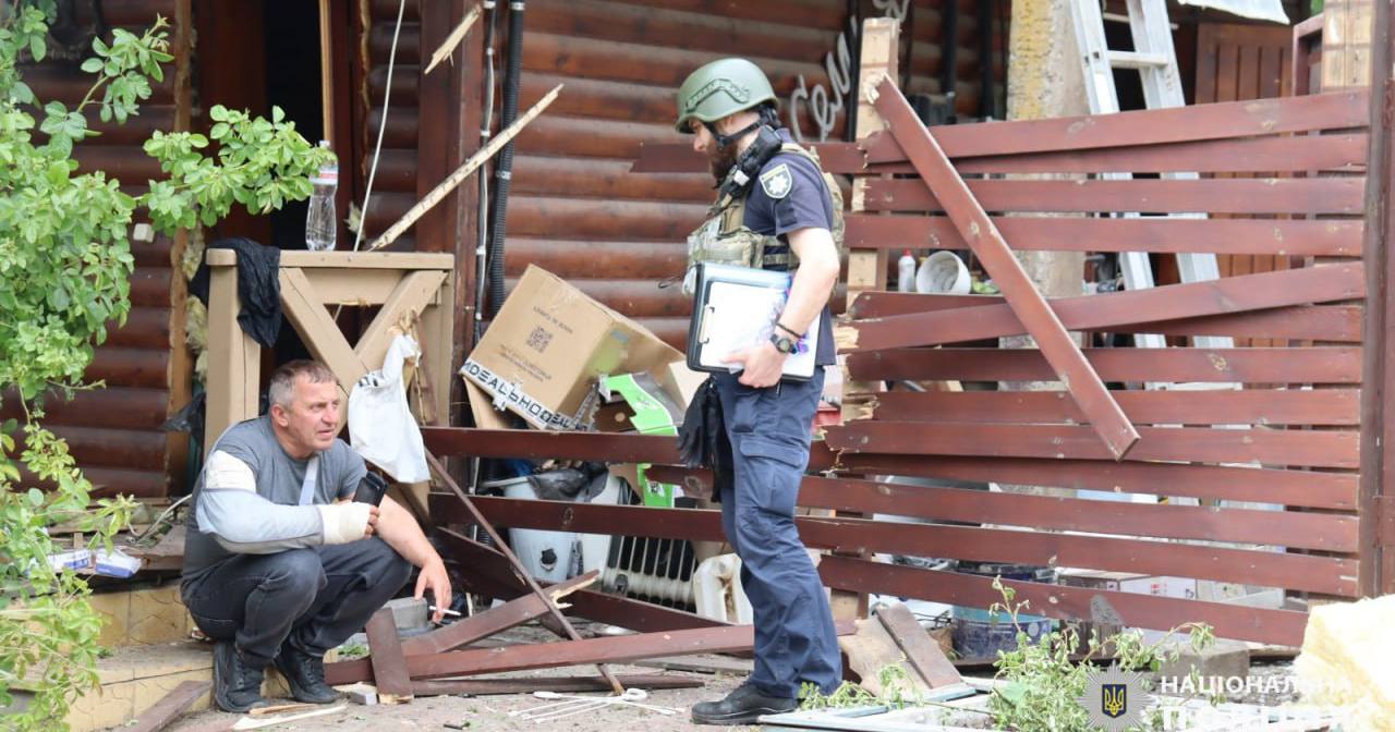 Військові рф вдарили по базі відпочинку ракетами "Іскандер-М": поліція документує наслідки обстрілу села Черкаська Лозова