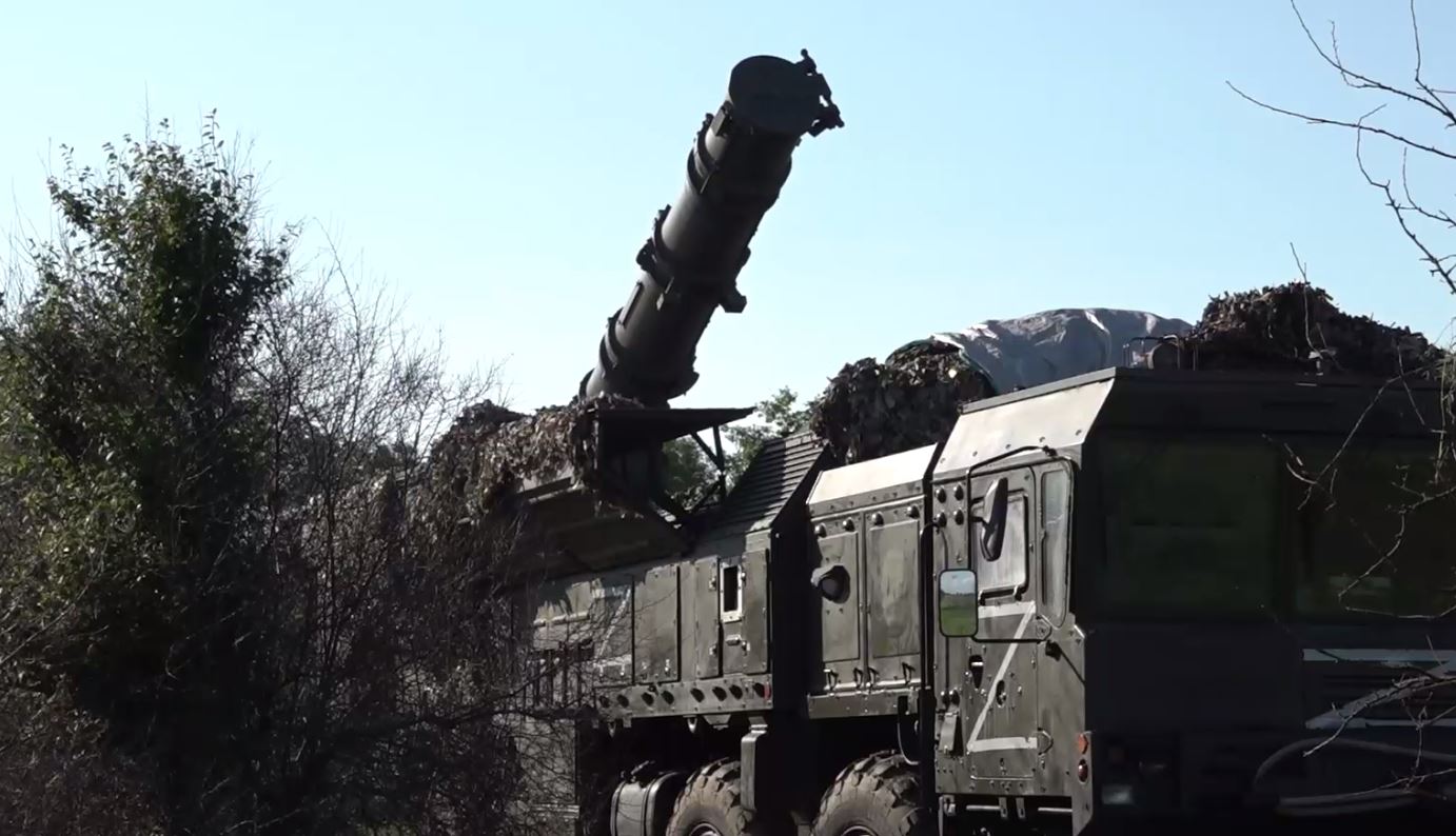 Подготовка к пуску крылатой ракеты комплекса "Искандер-К" / Скриншот из видео