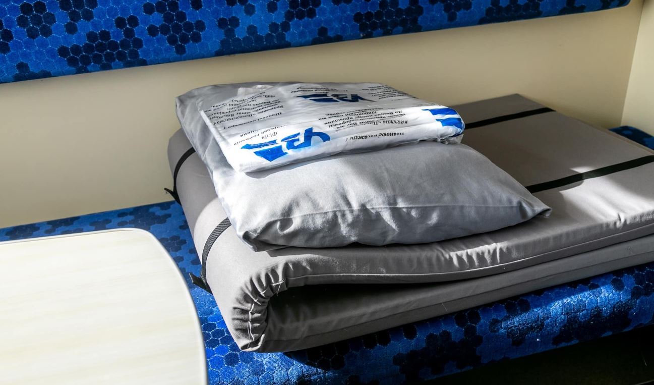 Комплект постільної білихни у пасажирському поїзді УЗ / Фото: Укрзалізниця