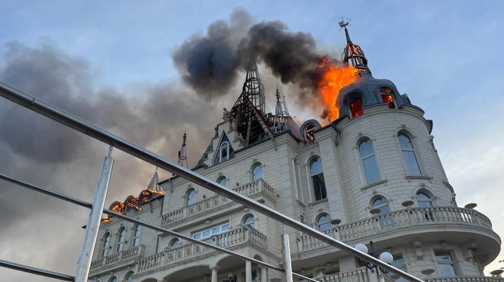 Пожежа внаслідок російського удару у палаці студентів "Одеської юридичної академії” / Фото: Оперативне командування “Південь”