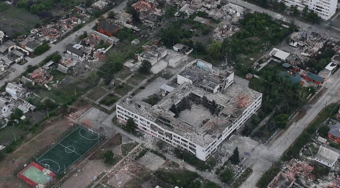 Росіяни знищують Вовчанськ авіабомбами / Фото: Костянтин і Влада Ліберови