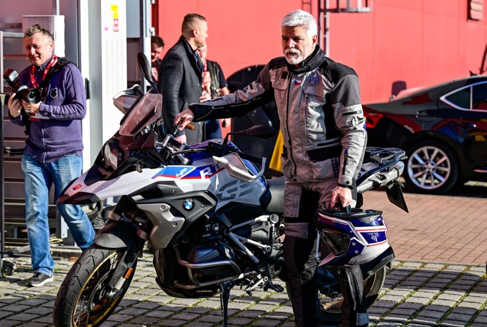 Президент Чехії Петр Павел з мотоциклом / Фото: ČTK