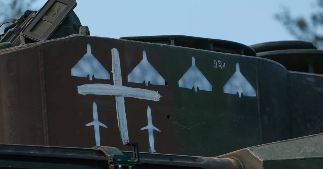 Борт самоходной зенитной установки "Gepard" с отметками о сбитии двух российских ракет и четырех беспилотников Shahed. Май 2023 года / Фото CNN