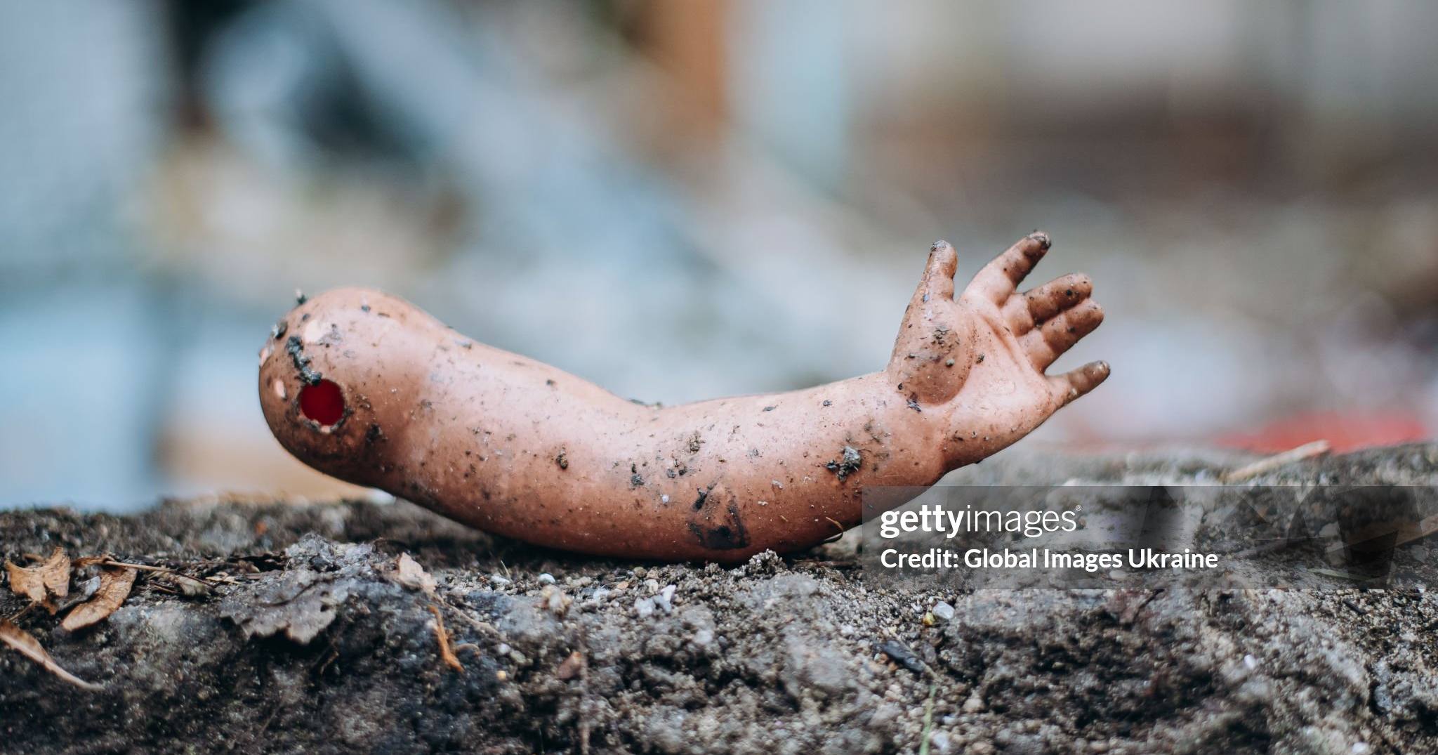 Рука куклы лежит на обломках во дворе жилого дома, поврежденного в результате российского обстрела, 2 января 2024 года в Киеве / Фото Global Images Ukraine