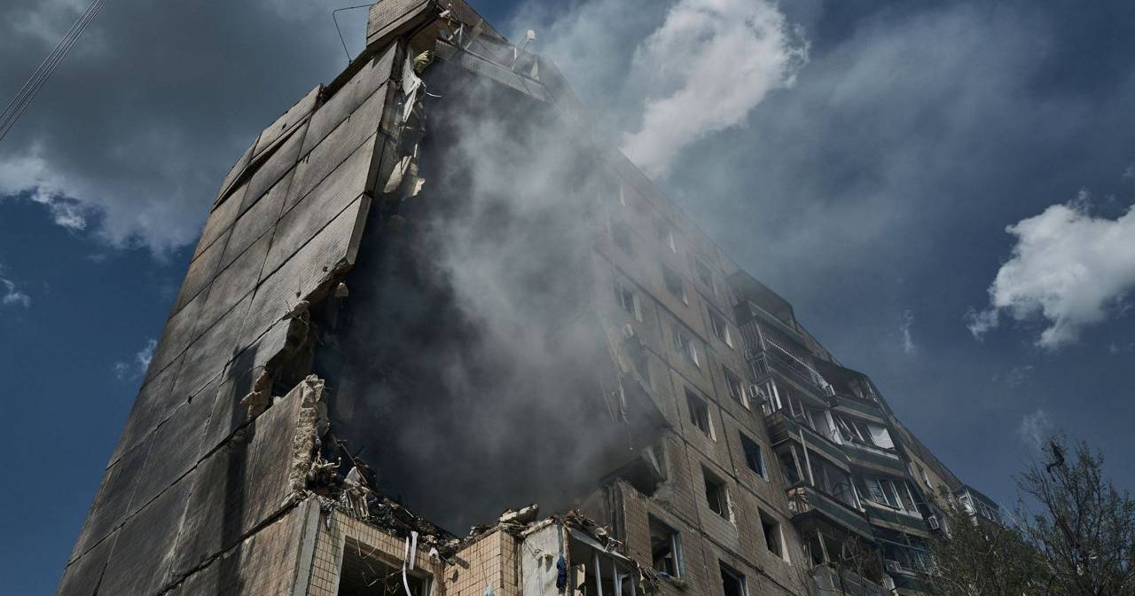 Руйнування в житловому будинку в Кривому Розі після влучання російської ракети, 31 липня 2023 року / Фото AP