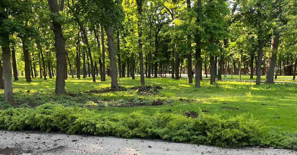 Приліт по Центральному парку Харкова. Влучання сталося біля спортивного майданчика в землю. На щастя, ніхто не постраждав.Влучання сталося біля спортивного майданчика в землю. На щастя, ніхто не постраждав / Фото з телеграм-каналу @ihor_terekhov