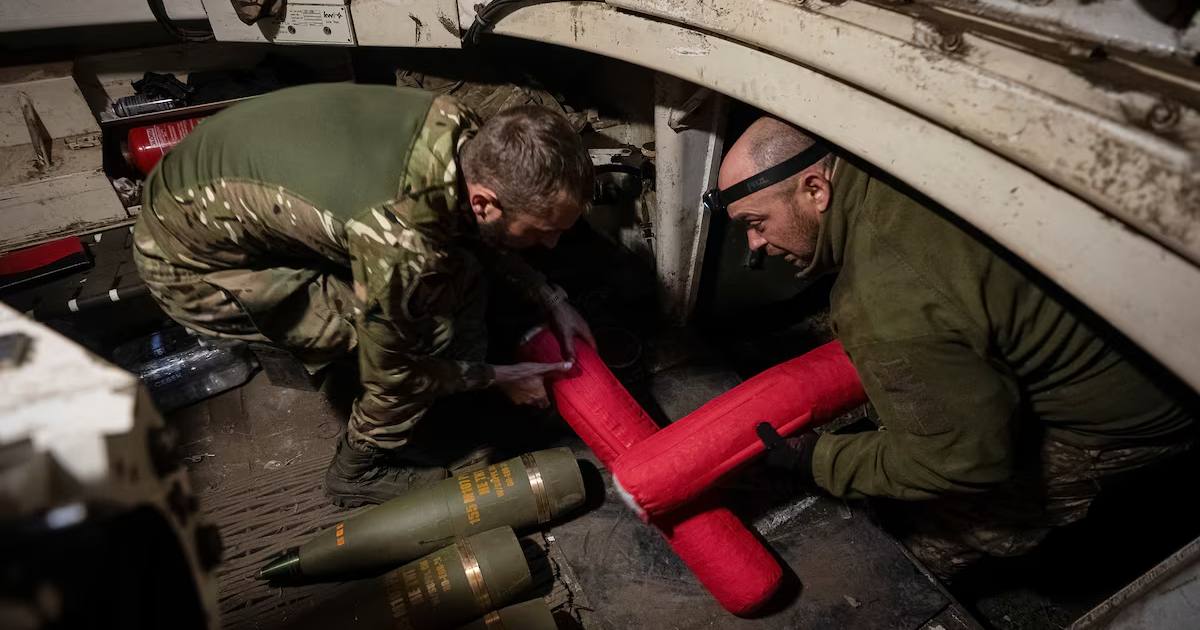 Українські військовослужбовці 92-ї ОШБ  завантажують снаряди в самохідну гаубицю М109 перед початком стрільби поблизу міста Вовчанськ Харківської області, 20 травня / Фото Reuters