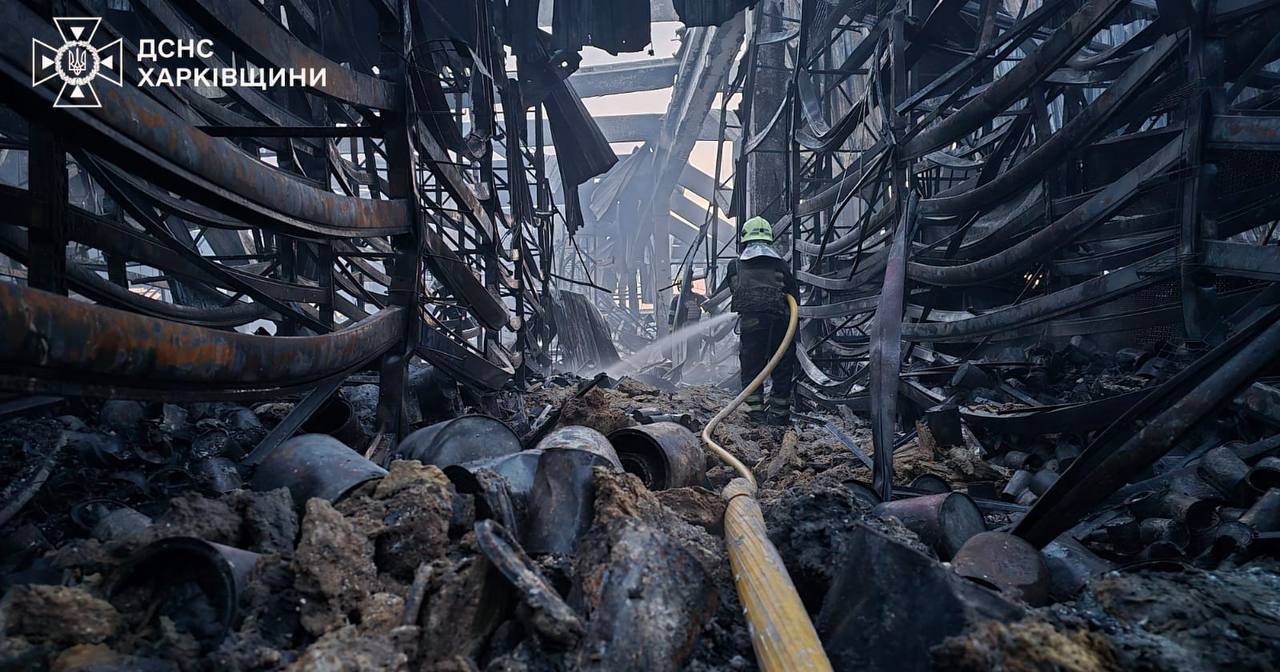 Більше 16 годин тривала ліквідація пожежі в харківському будівельному гіпермаркеті, спричиненої прицільними ударами росії / Фото ДСНС