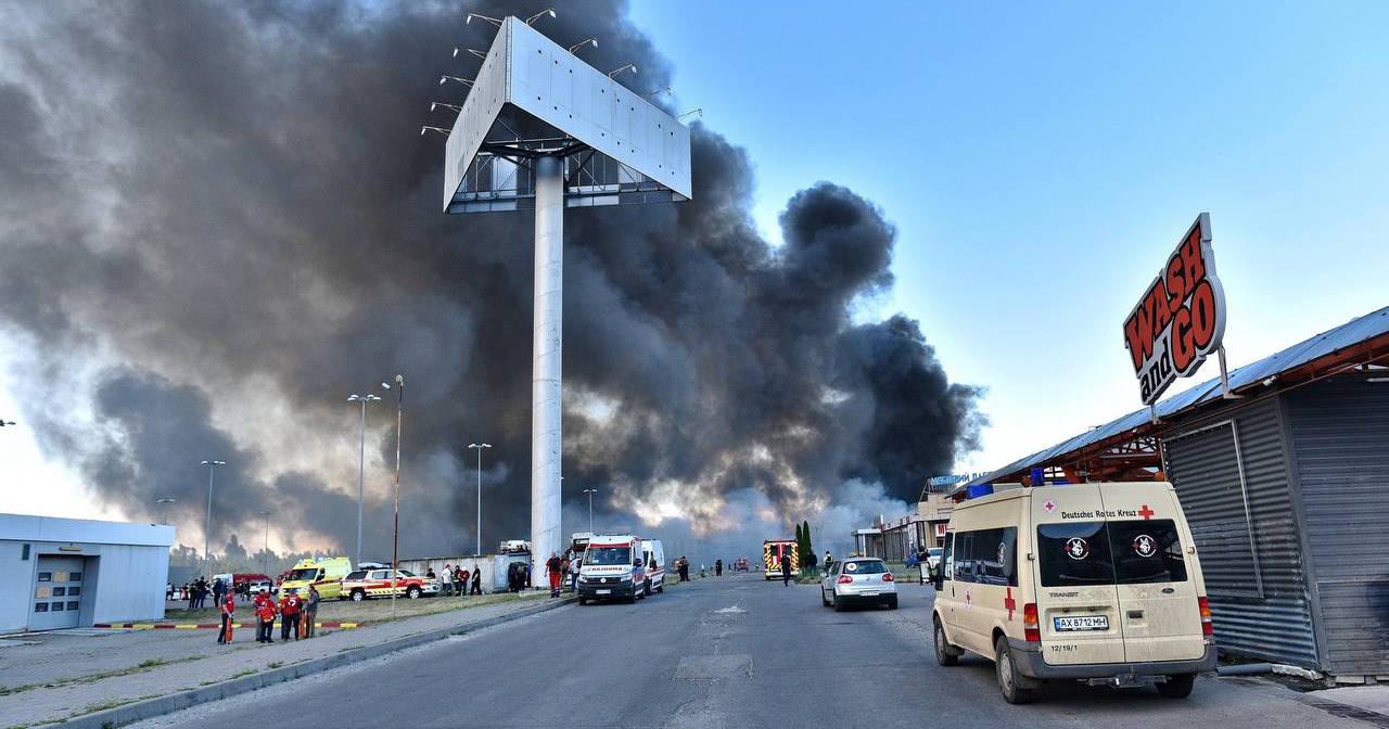 Внаслідок потрапляння 2 КАБ у гіпермаркет загинули 14 людей. Постраждали 43. Виникла пожежа на пл. 13500 м.кв. Пошкоджено конструктивні елементи гіпермаркету, меблевий магазин, торгівельний центр, автобус та автомобіль / Фото з телеграм-каналу @synegubov