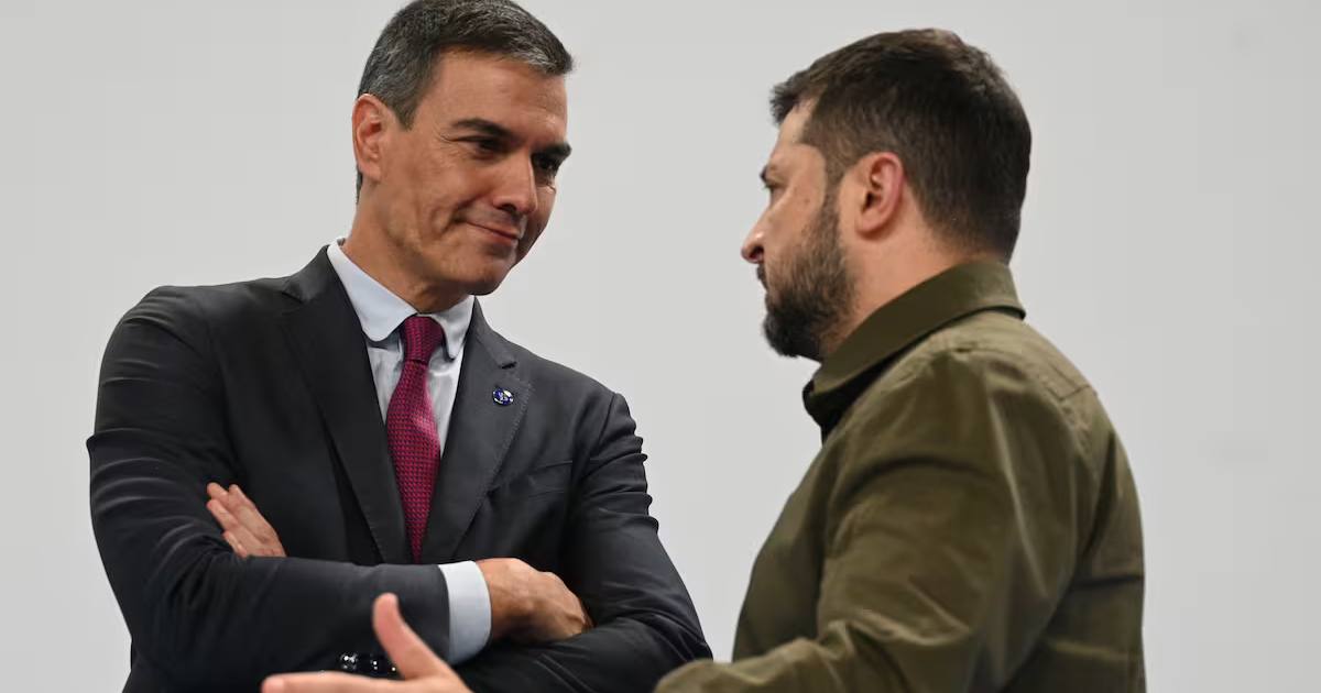 Исполняющий обязанности премьер-министра Испании Педро Санчес разговаривает с президентом Украины Владимиром Зеленским / Фото EFE