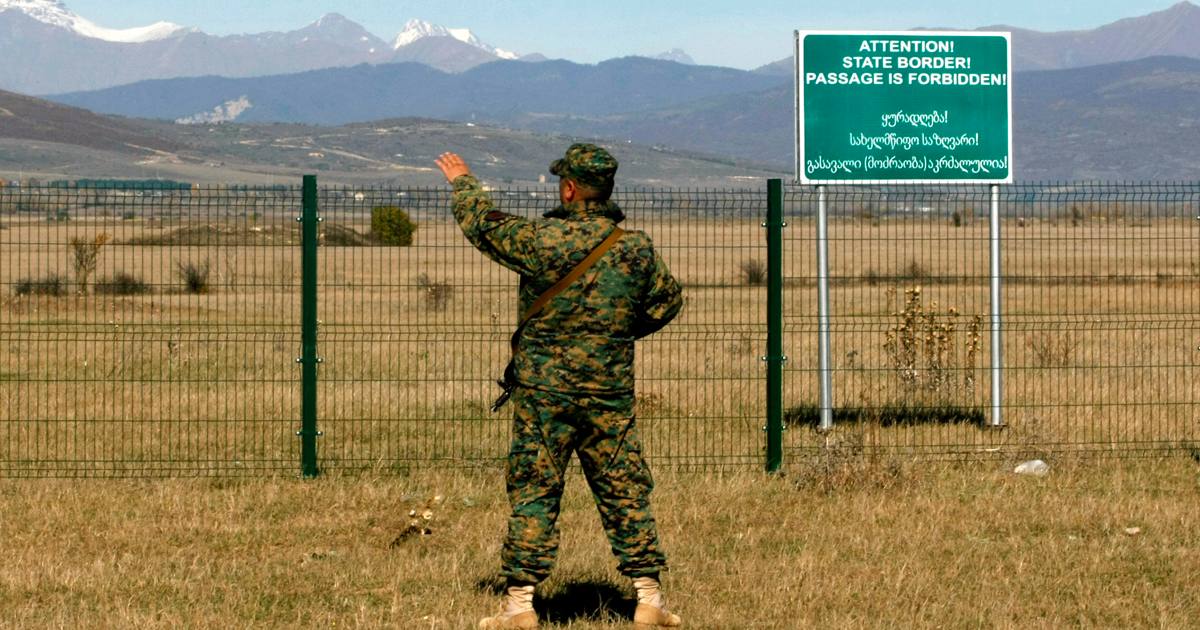Грузинський поліцейський охороняє адміністративний кордон із Південною Осетією / Фото AP