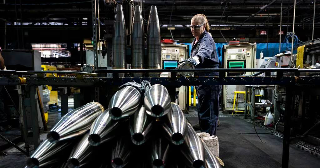 Виробництво 155-мм артилерійських снарядів на заводі армійських боєприпасів у Скрентоні, штат Пенсильванія, 13 квітня 2023 року / Фото AP Photo