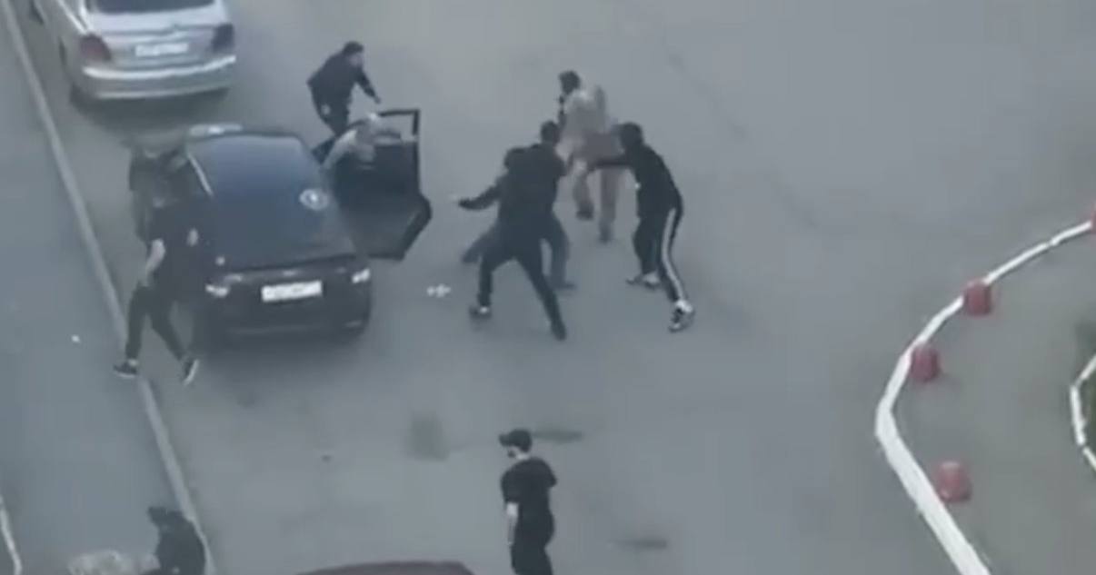 Разборки со стрельбой в челябинском дворе. В конфликте участвовали “вагнеровцы” и местная гопота / Скриншот видео