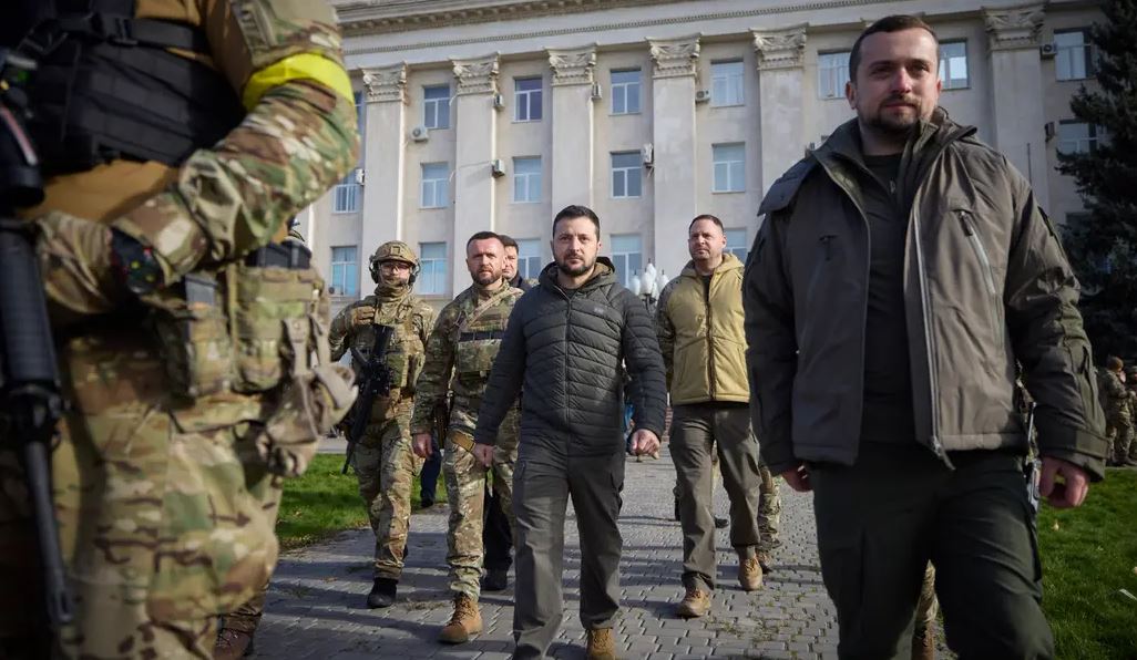 Президент Володимир Зеленський в оточенні охоронців та високопосадовців, 14 листопада 2022 року / Фото: ОП