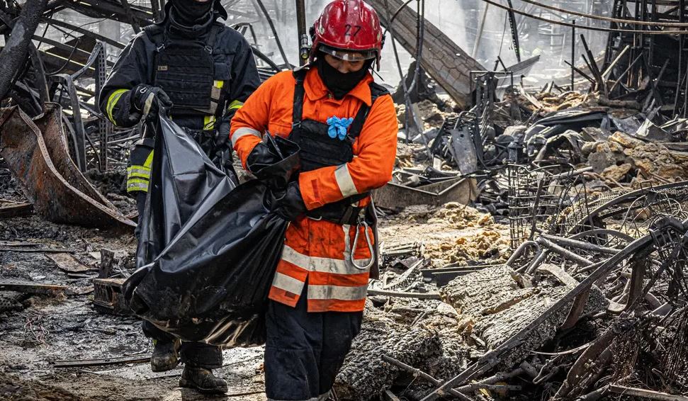 Рятувальники працюють на місці російського удару по  "Епіцентру" у Харкові / Фото: ДСНС