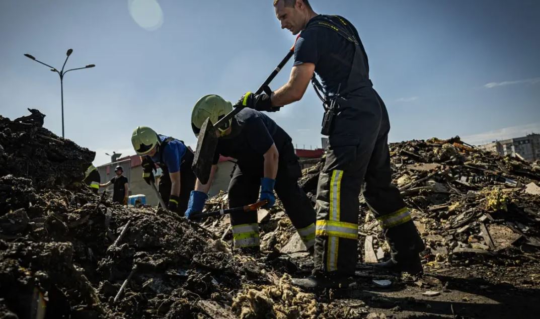 Рятувалльники працюють на місці російського удару по гіпермаркету у Харкові / Фото: ДСНС