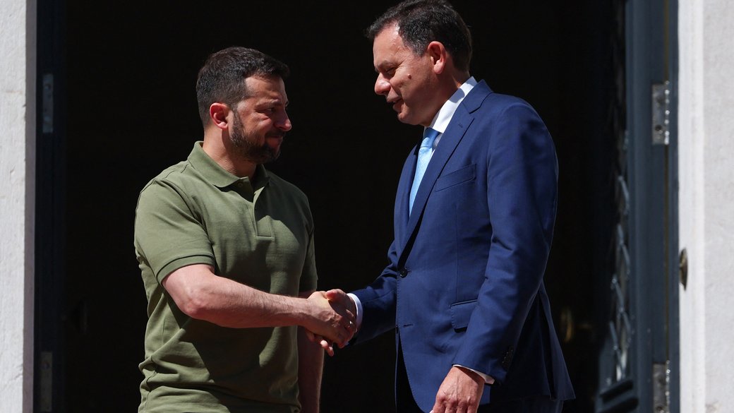 Премьер-министр Португалии Луис Монтенегро приветствует президента Украины Владимира Зеленского / Фото: REUTERS