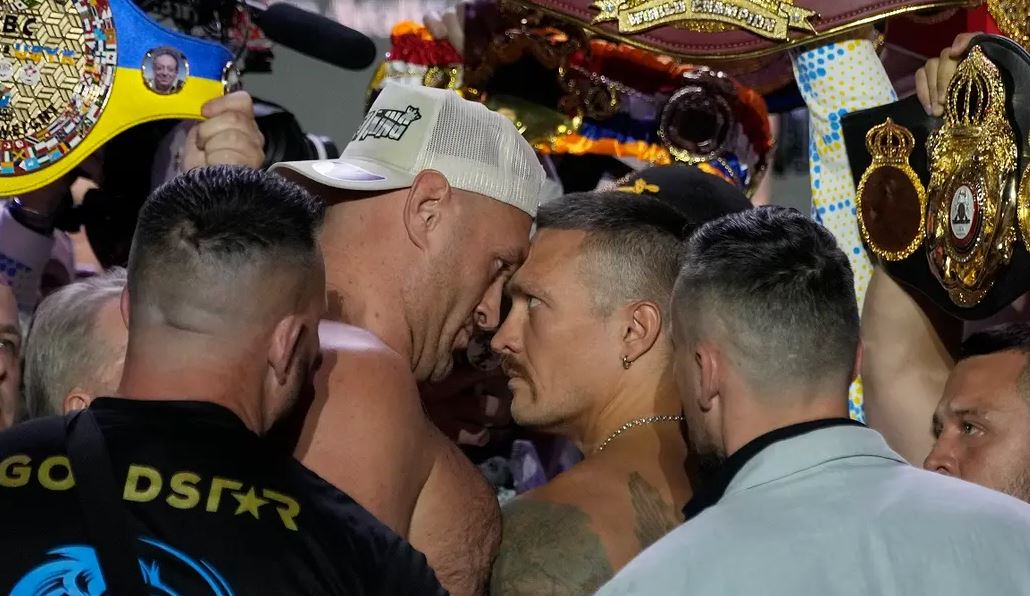 Александр Усик и Тайсон Фьюри столкнулись взглядом во время взвешивания в Эр-Рияде / Фото: AP