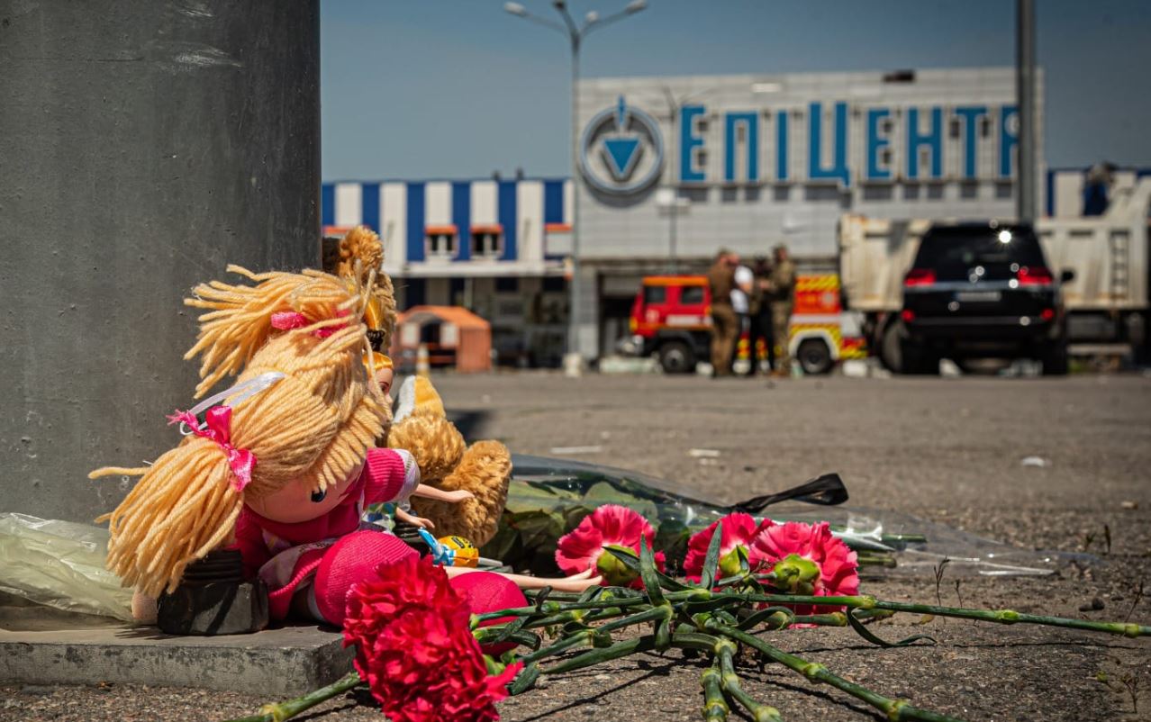 Разрушенный россиянами строительный гипермаркет в Харькове Фото: ГСЧС