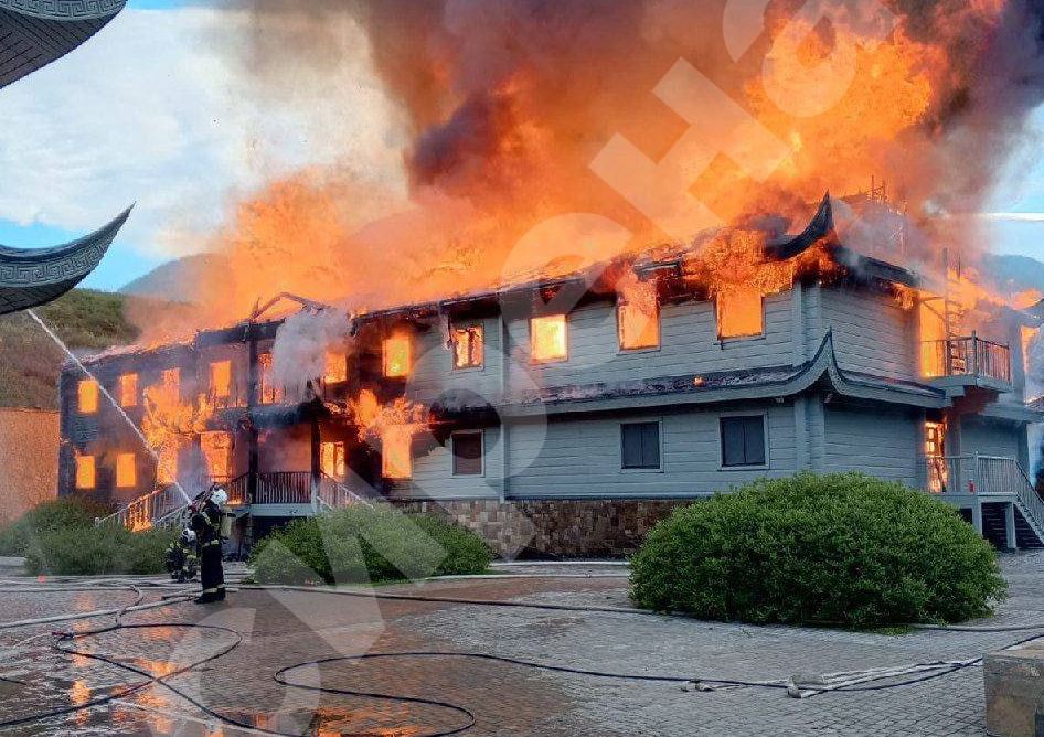 Огонь охватил дом на территории резиденции Путина / Фото: Сирена